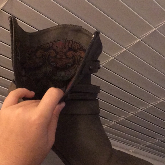 Boots - Picture 3 of 3